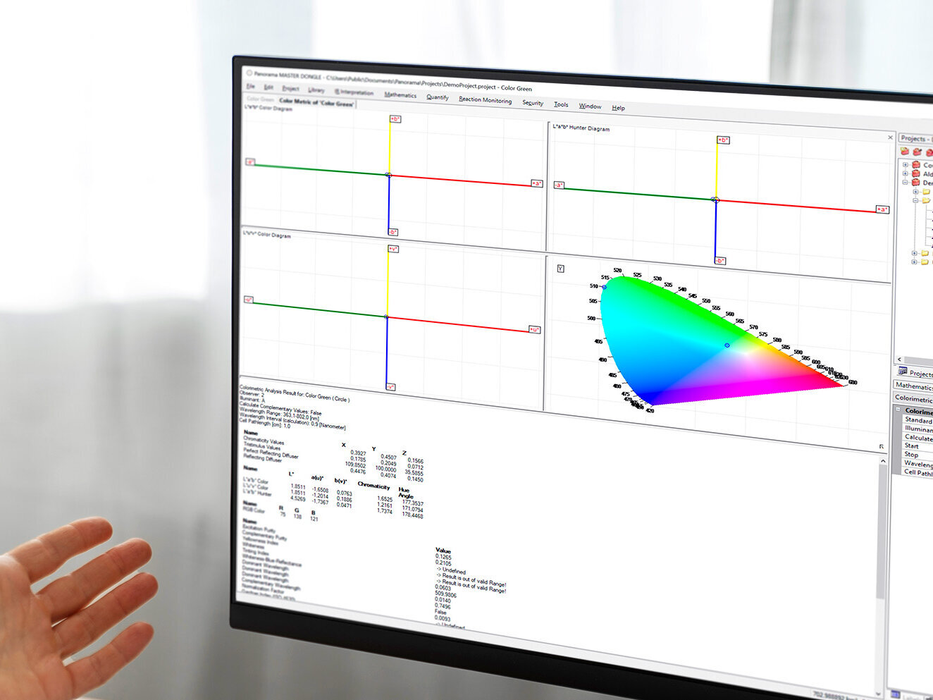 Modul für Farbanalytik von labCognition auf einem Monitor in einem Labor