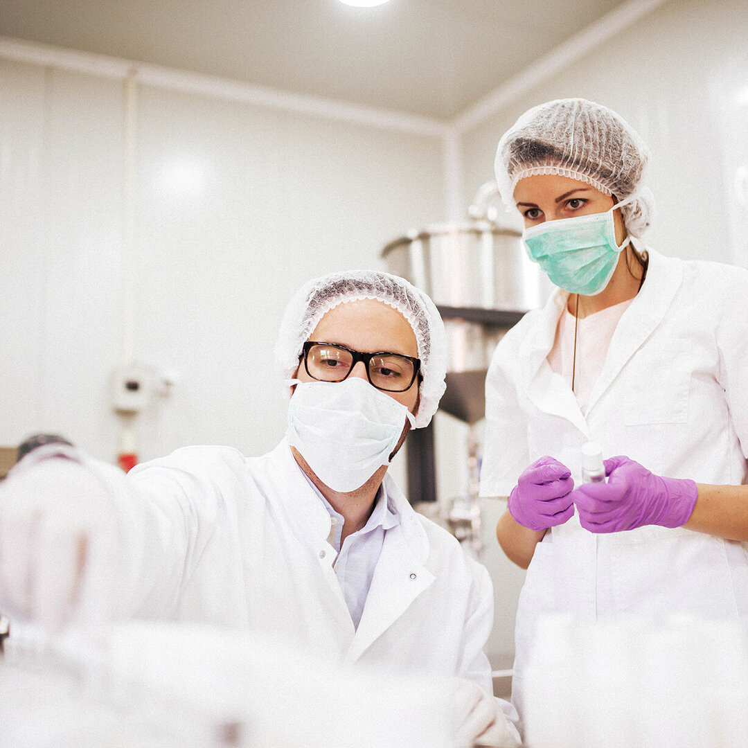 [Translate to German:] two scientists working in a lab